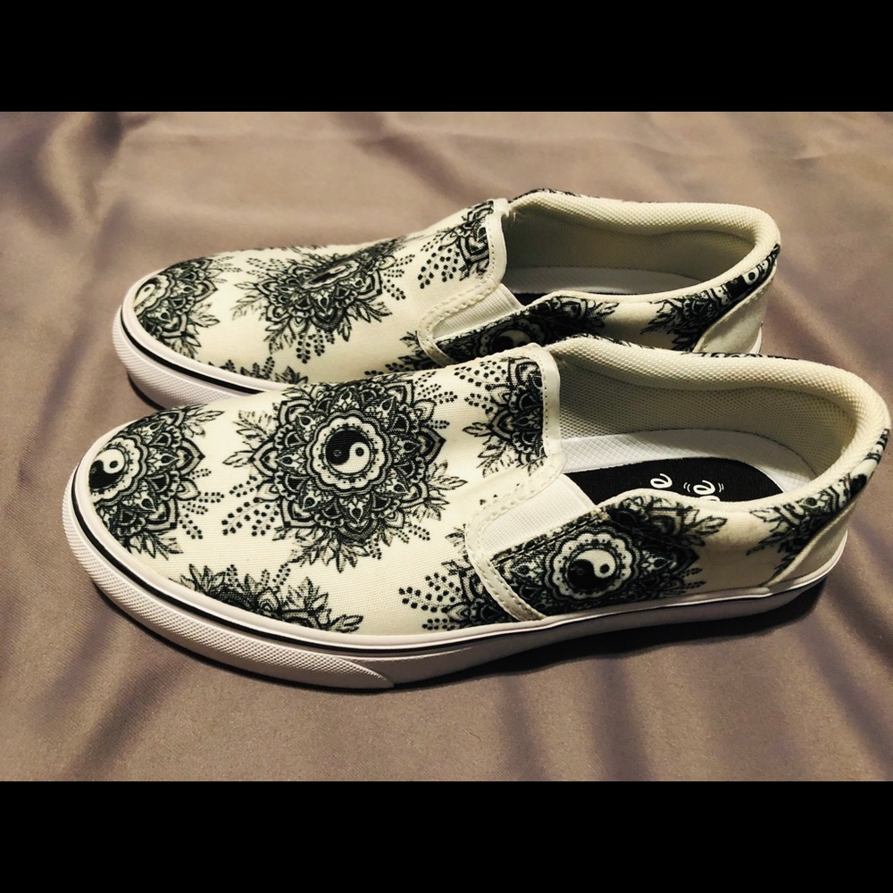Ying yang mándala sneakers, they fit like a 6 1/2